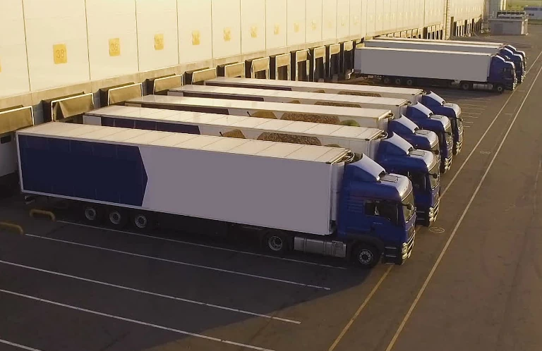 zaparkowane samochody ciężarowe